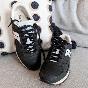 ⬇️ Saucony shadow sneakers